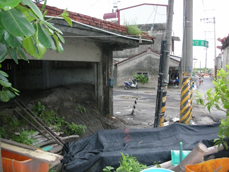 林邊鄉光林村內的有主空屋內的積土仍未清理，雜草叢生，孳生蚊蟲，影響周圍住戶的居住環境及衛生。