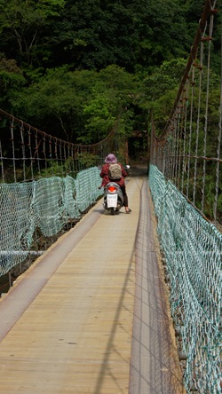 西安吊橋是達卡努娃村人過去一個月所仰賴的連外道路