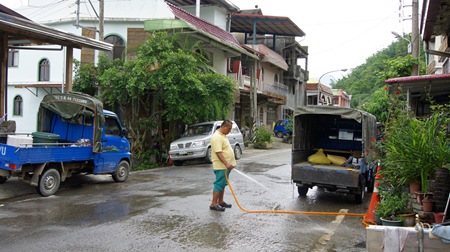 南沙魯村民的生活已回到正軌，但道路不通卻是全鄉共同的苦惱