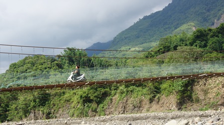 婦女們騎著機車走西安吊橋已是稀鬆平常