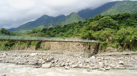 距離河面約7公尺，當河水暴漲後，恐難抵土石、水流、漂流木的衝擊