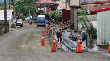 達卡努娃村內僅有零星的水溝工程進行