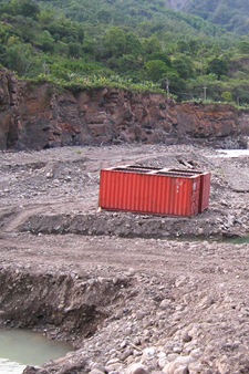 本該用來搭建便橋的貨櫃