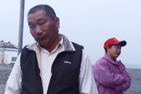 屏東縣高樹鄉受災農民蔡英進夫婦，農田被洪水帶走了，擔憂著未來的日子將如何度過