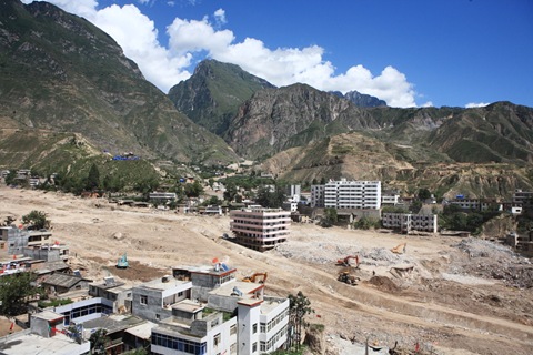 前言01 2010年8月7日深夜11點左右，甘肅省舟曲縣東北部山區降下特大暴雨，引發三眼峪、羅家峪2條特大泥石流，沖毀城關鎮300多棟民房。中國官方統計，此次估計約1,500人罹難，另有數百人失蹤。然而，幾乎所有當地人都說 – 少說也死了5、6,000人