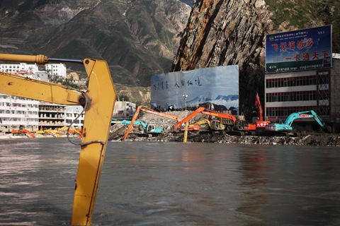 前言02 舟曲過去有隴上桃花源的美名，如今卻已被天災人禍聯手破壞得面目全非。如今仍矗立在白龍江岸的「人間仙境」立牌顯得格外諷刺