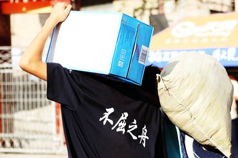 前言03 一名當地人穿著印有「不屈之舟」文字的T恤，但願無形中也能為所有救難者、倖存者加油打氣