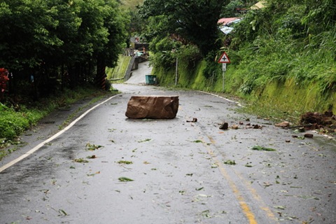 阿里山公路有多處落石，圖為嘉129線8.6K處的大落石