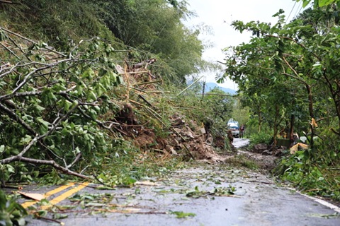 嘉129線8K處坍塌，目前「勉強」可讓小車通行