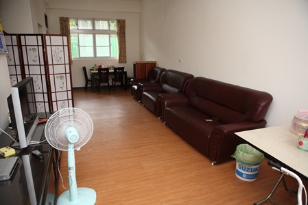 嶄新的塑膠地板看來平整清潔，但居民反應，根據經驗，這種地板用不到2年就會毀損，翹起來塑膠版也容易割傷腳