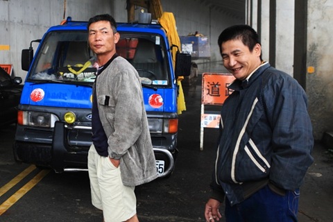 修路工人帶了滿滿一大袋泡麵，準備在阿里山公路71K明隧道處，待命兩天