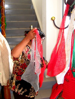 Lubula Ina害羞的問我，「送你一個好不好？你喜歡哪一個？」