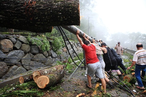 山美村民合力排除道路障礙