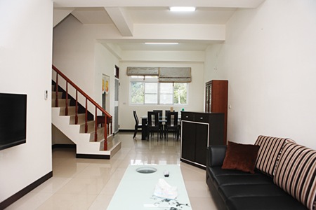 紅十字會永久屋樣品屋，並未採用與提供給居民相同的塑膠地板