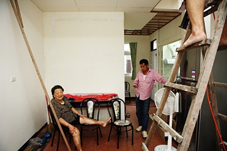 邱于雀的家正在改裝，他們縮減客廳空間，多隔出房間給行動不便的她使用