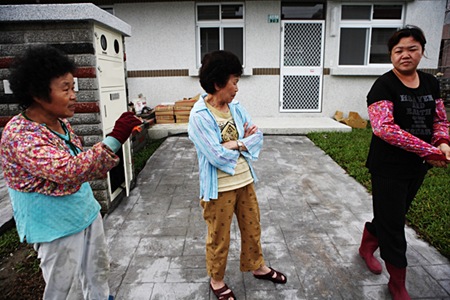 入住看到草就想去割紅會還不如發一頭羊給我們，還可以把草給吃掉…我們要的是遮雨棚啦！」日安社區的居民以農民為主，他們抱怨紅十字會不讓他們搭設遮雨棚存放農具。一位婦人甚至打趣地說：「我們鄉下人最討厭草，