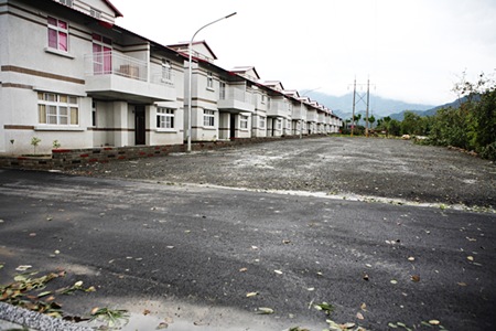 日安社區與大馬路僅隔著一座停車場，居民擔心社區容易遭竊
