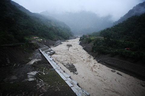 溪水暴漲的達娜伊谷，便橋早已不知去向
