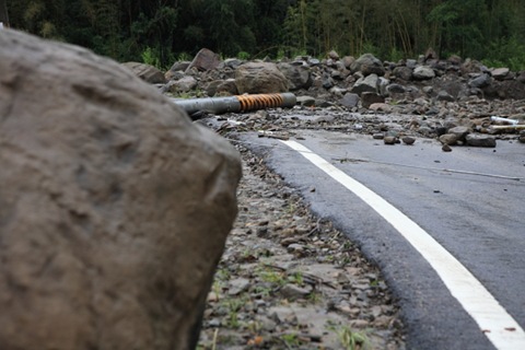 達邦往樂野路段有許多落石，也有電線桿被吹斷