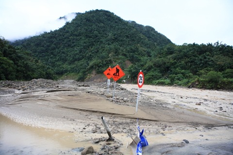 達娜伊谷河床便道已被沖毀