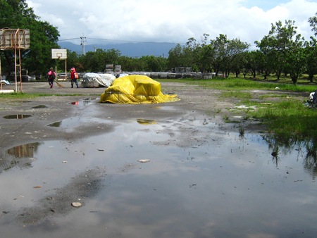 長治百合部落園區內隨處可見空地因雨積水的情形