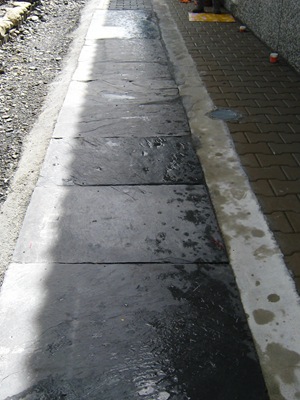 為了避免排水溝因為雨水將泥沙沖進水溝導致排水不良，已有居民自行用石板加蓋水溝蓋