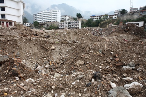 報告一01 已被泥石流夷為平地的地點，過去曾是舟曲房屋密集度最高的區域，不但有大量公職、教職住民聚集，也有許多醫院、學校、警局等重要機構