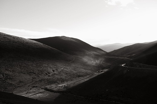 03 玉樹平均海拔約4,200公尺，大部分都是游牧地帶。地勢高峻偏僻，是拖慢玉樹重建步驟的天生障礙