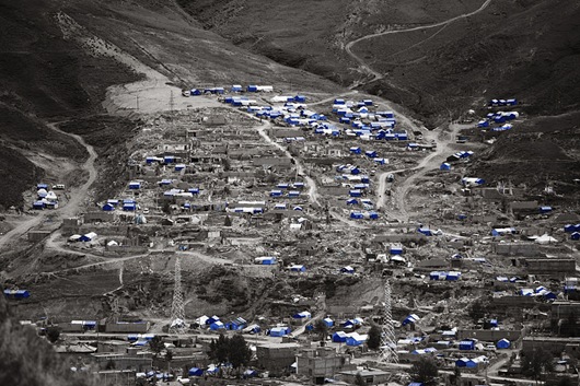 04 由於中共規劃至少得花3年才能完成重建，因此災民現在都安置在帳棚當中，與廢墟共存