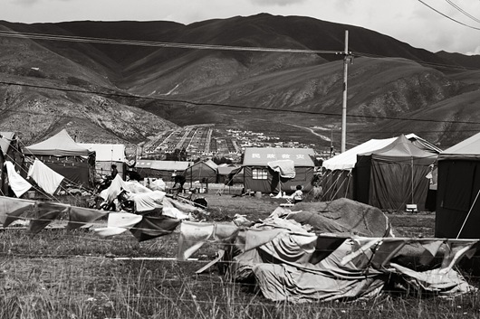 05 賽馬場一帶是規模最大的帳棚中心，除了帳棚家庭外，也有帳棚學校、商店等設施