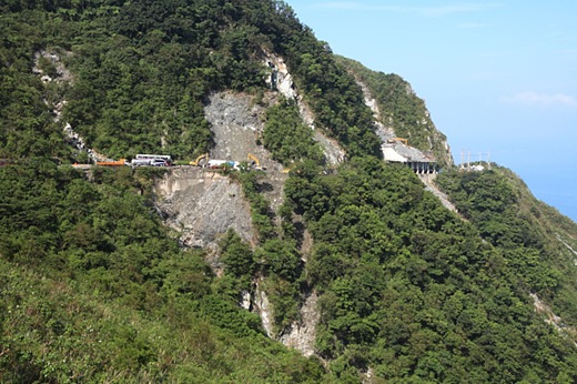 本日上午，搜救隊在112.8K崩塌處邊坡，距離路面下方約300公尺深的砂石堆中發現花蓮畢士大教養院特教老師劉芸均遺體
