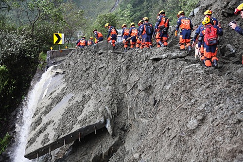 下午三點半左右，又有一波搜救隊開始由12.8K處挺進16K搜尋失聯者