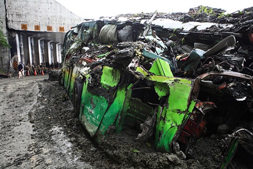 12.8K處被巨石、砂礫擊毀的遊覽車2