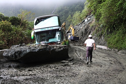 12.8K處被巨石、砂礫擊毀的遊覽車