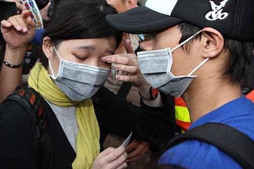 下午兩點半左右，創意旅行社失聯司機的子女到12.8K處的媒體聚集處，希望藉由新聞畫面確認媒體所拍攝到的綠色保險桿，是否是父親所駕駛，但最後無法確認，且似乎被一擁而上的媒體所驚嚇，很快又離開現場