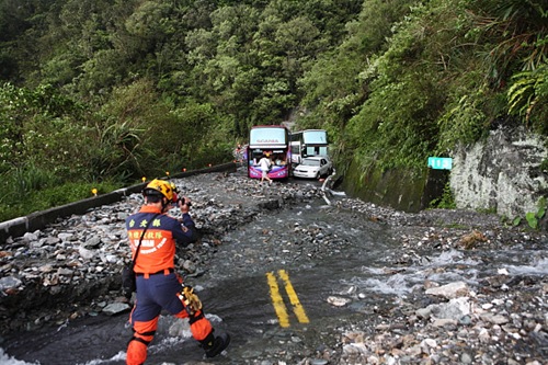12.9K處有大量砂石堆積，路面甚至出現「激流」，走在此處宛如在溯溪一般，現場並有大量車輛被棄置在此