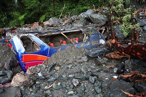 14.5K處被填滿土石的遊覽車1