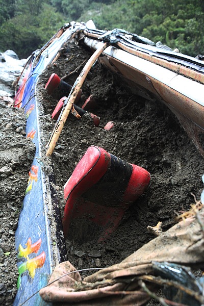 14.5K處被填滿土石的遊覽車2