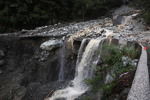 16K一帶的大崩塌，路基幾乎完全消失，現場有大量土石，並有湍急水流不停奔流而下，彷彿水庫一般