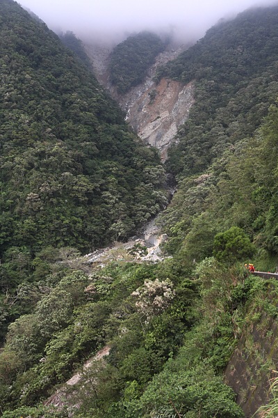 遠眺16K崩塌，可見上方土石滑落面積相當大