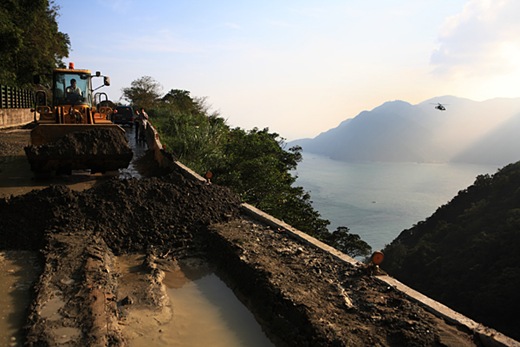經歷連日搜救，本日軍警系統出動更大規模的陸、海、空搜尋，期待能更快找到仍無音訊的25名失聯者