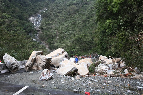 部分堆積在蘇花公路上的巨石，直徑甚至超過3公尺