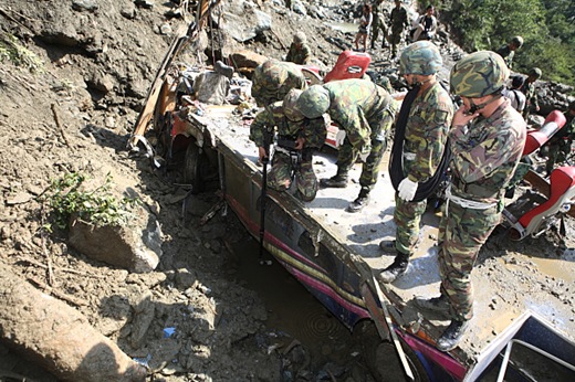 十軍團出動62名弟兄，並攜帶5組生命探測器、5組金屬探測器到114.5處搜索，可惜最後無功而返