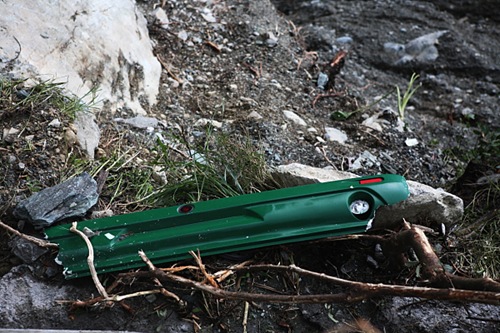 疑似是創意旅行社遊覽車的後保險桿，目前蘇花公路上都還沒找到車體