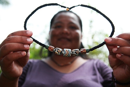 排灣族陶珠各有不同象徵；「高貴之珠」是頭目的信物、「太陽的眼淚」表示思念、「土地之珠」象徵豐收，代表愛慕的「孔雀之珠」則是排灣男女自古表達愛意的禮物。