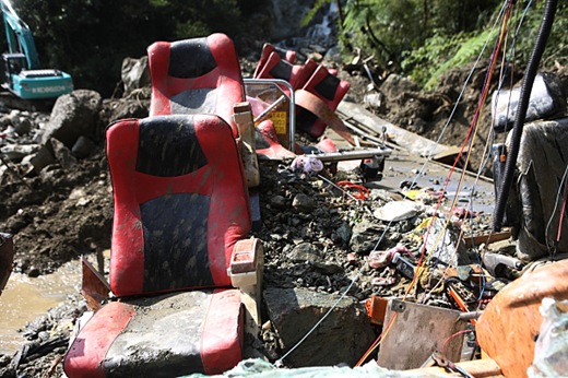 昨日仍被土石填滿的遊覽車，今日已近乎被國軍解體，進行撤體搜索