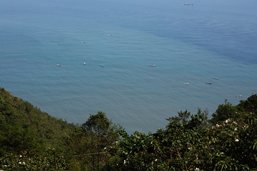 海面上的搜索船隻，明顯比前幾天更多。由於搜救隊伍懷疑有車體落海，因此未來搜救重心可能會轉往海面以及蘇花公路下方邊坡