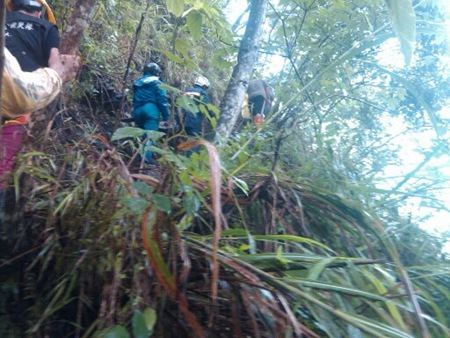 1311142635309動員青壯警義消開路揹老人下山就醫