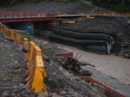 DSC08444東庄橋扭曲變形