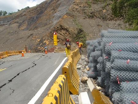 DSC08494削山便道路面從中間裂開